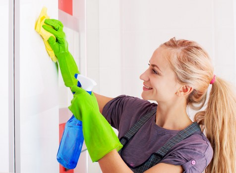 Professional carpets cleaner in SW20 restoring a living room carpet